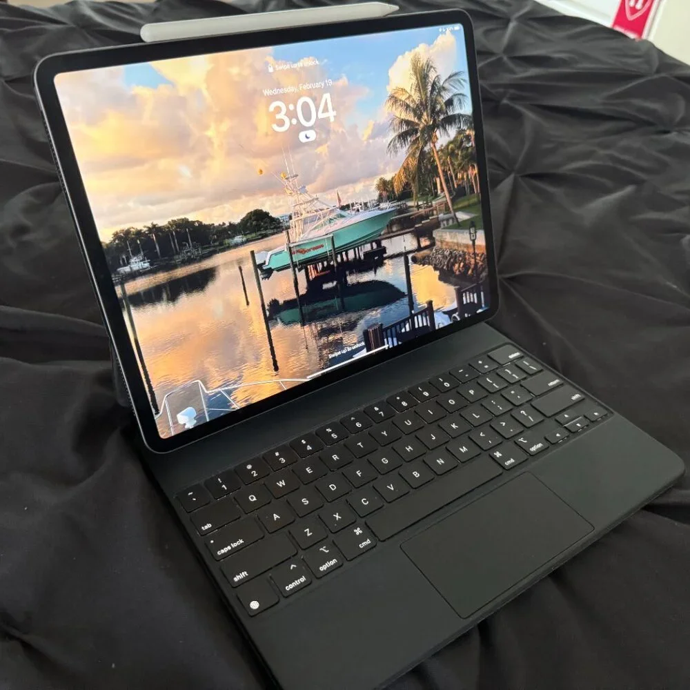 Apple iPad Pro 12.9” 128GB + Magic Keyboard + Apple Pencil Bundle – Excellent
